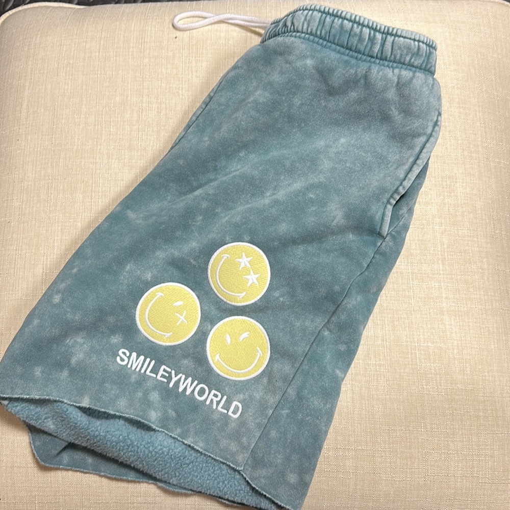 New Without Tag - Women’s SmileyWorld What Makes You Smile Graphic Shorts - Picture 4 of 4